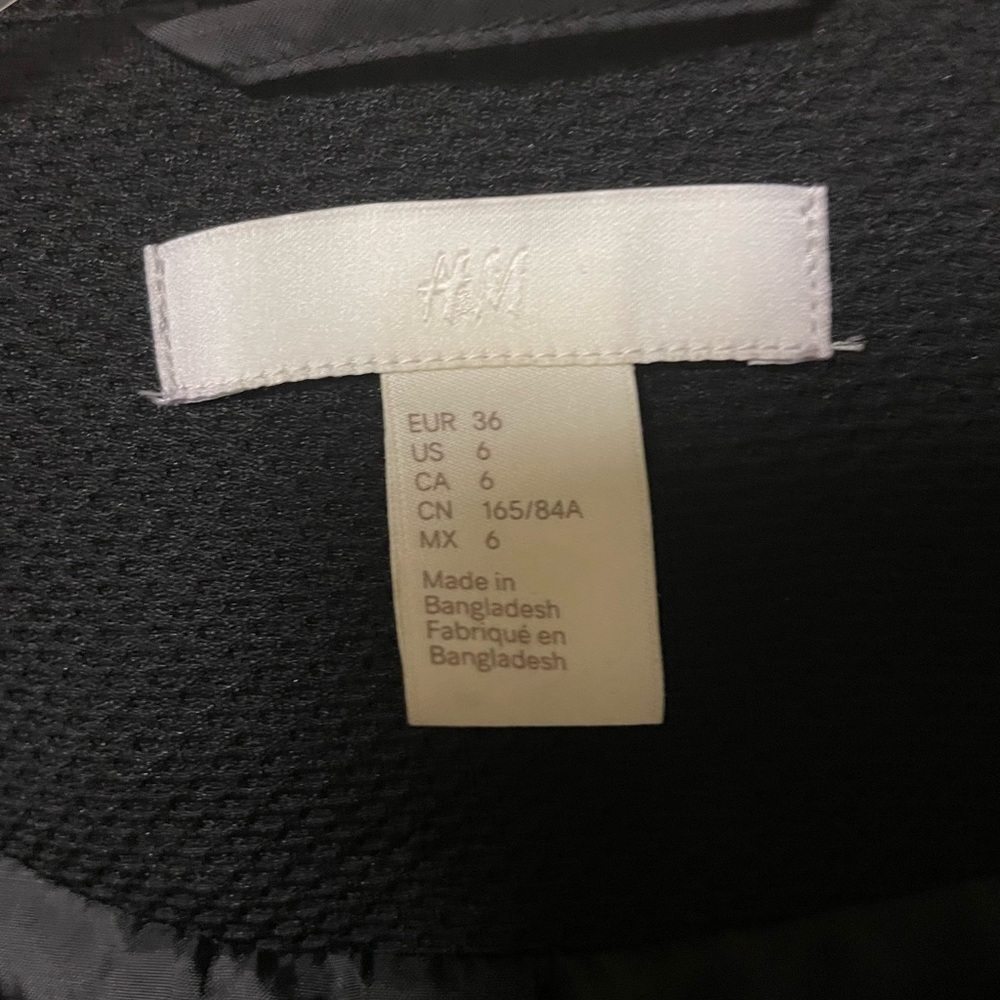 Black Buttonless Jacket Perfect For Layering - image 2